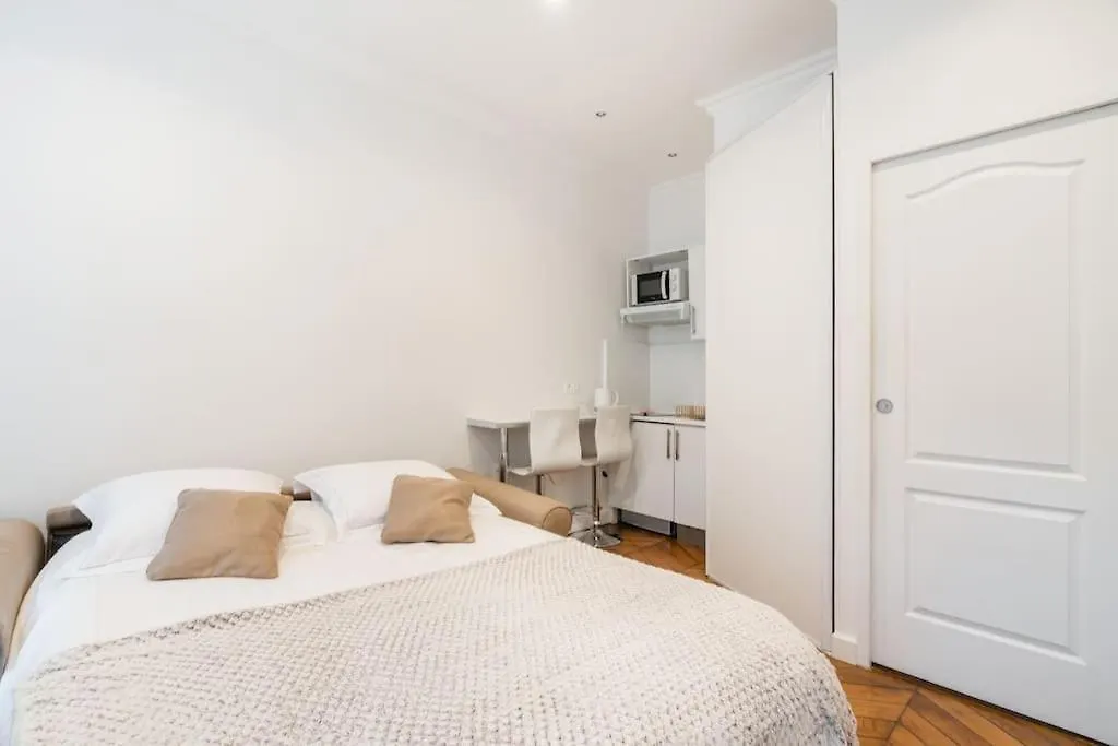 Studio Luxe Montaigne Apartment Paris