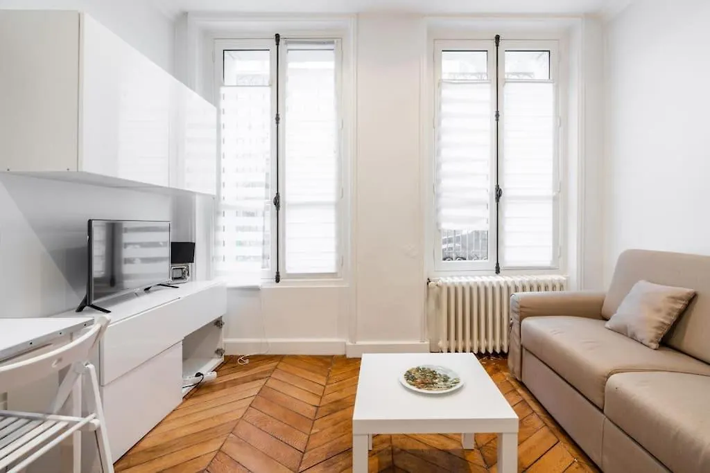 Studio Luxe Montaigne location
